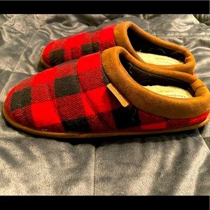 Dearform red and black plaid slippers